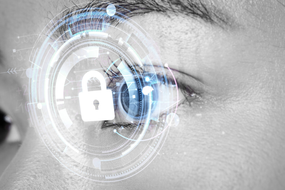 Mujer mirando un sensor de iris